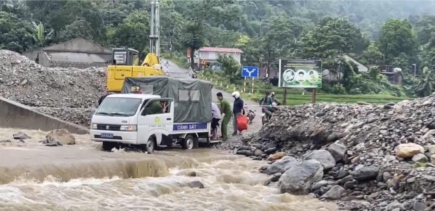  Lào Cai: Công an xã Trịnh Tường dùng xe chuyên dụng chở người dân và học sinh vượt suối đến trường